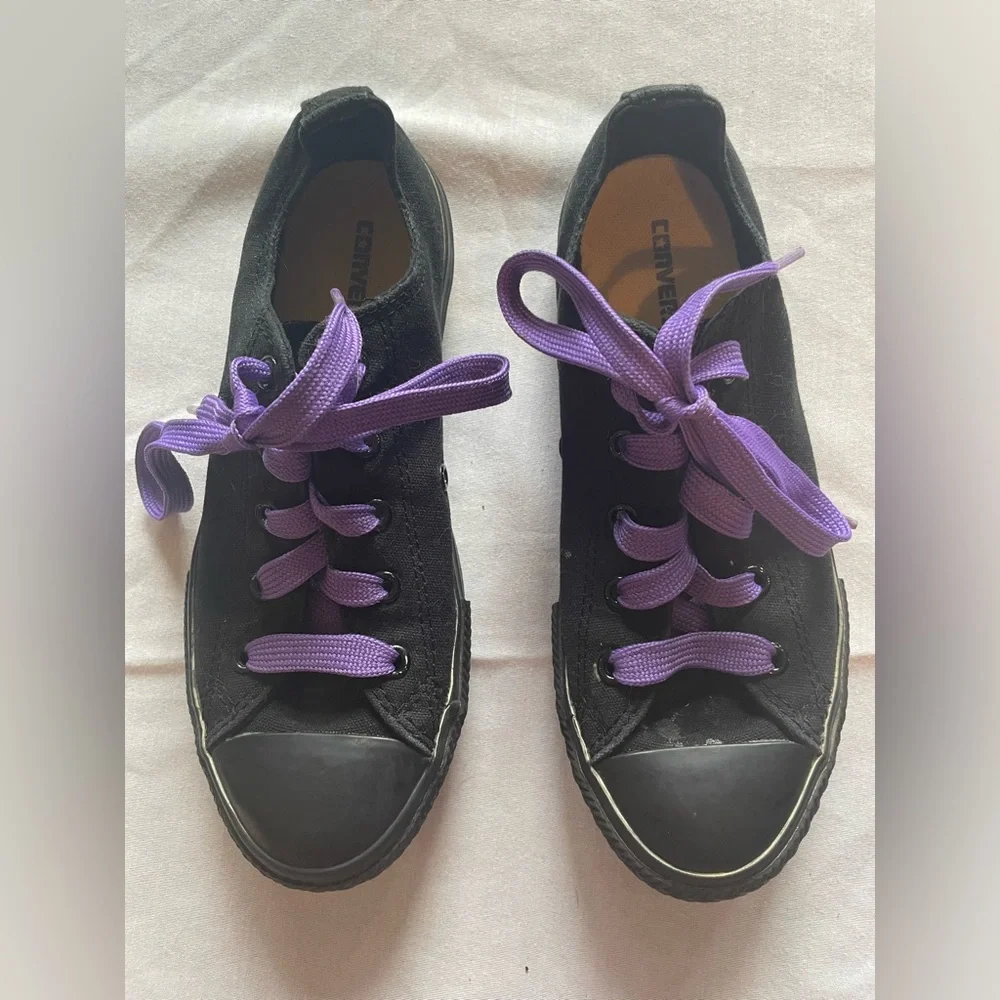 - - Black Low Top Converse Purple Laces kids size 3 EUC